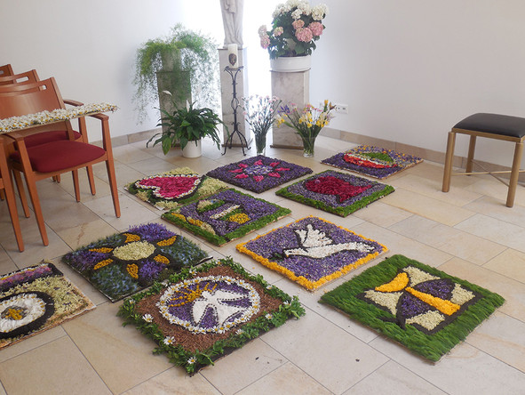 Fronleichnams-Blumenteppich vor dem Altar